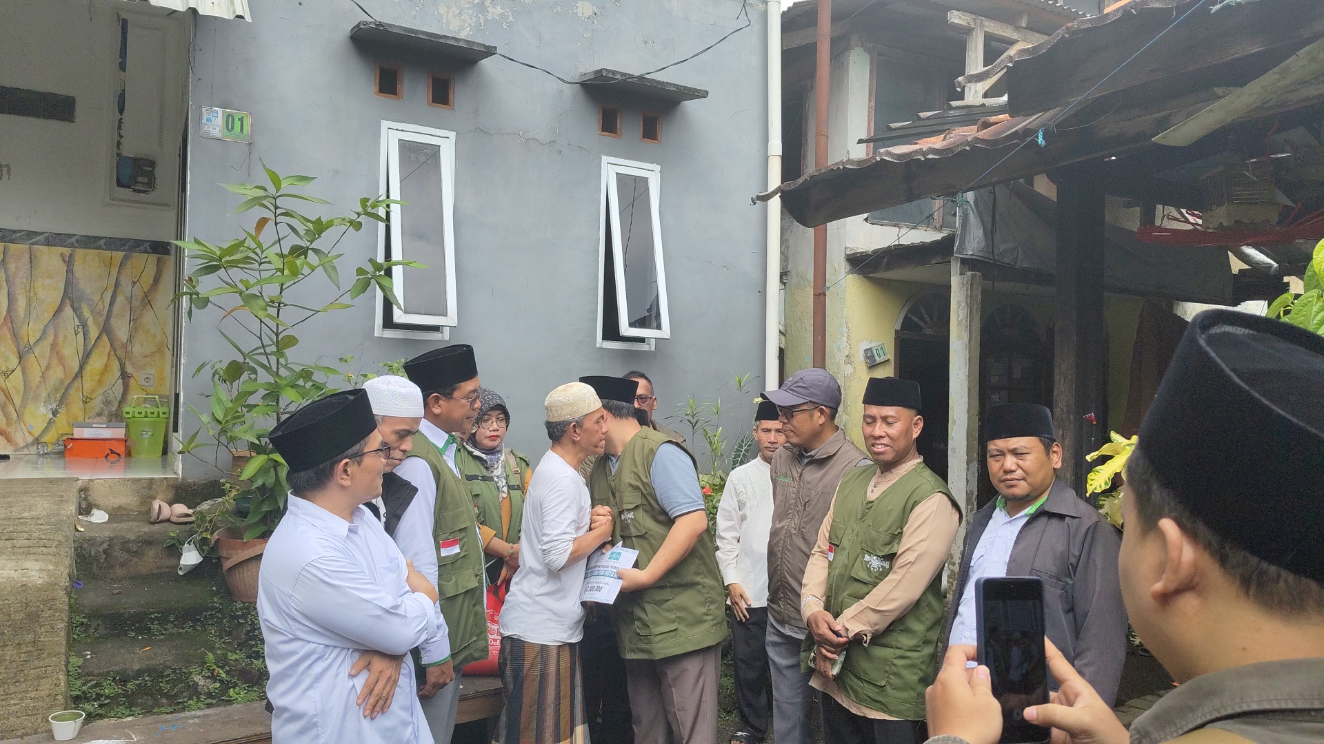 Rumah Ambruk di Bogor Barat, Ketua LAZISNU Kota Bogor Turun Langsung Salurkan Donasi